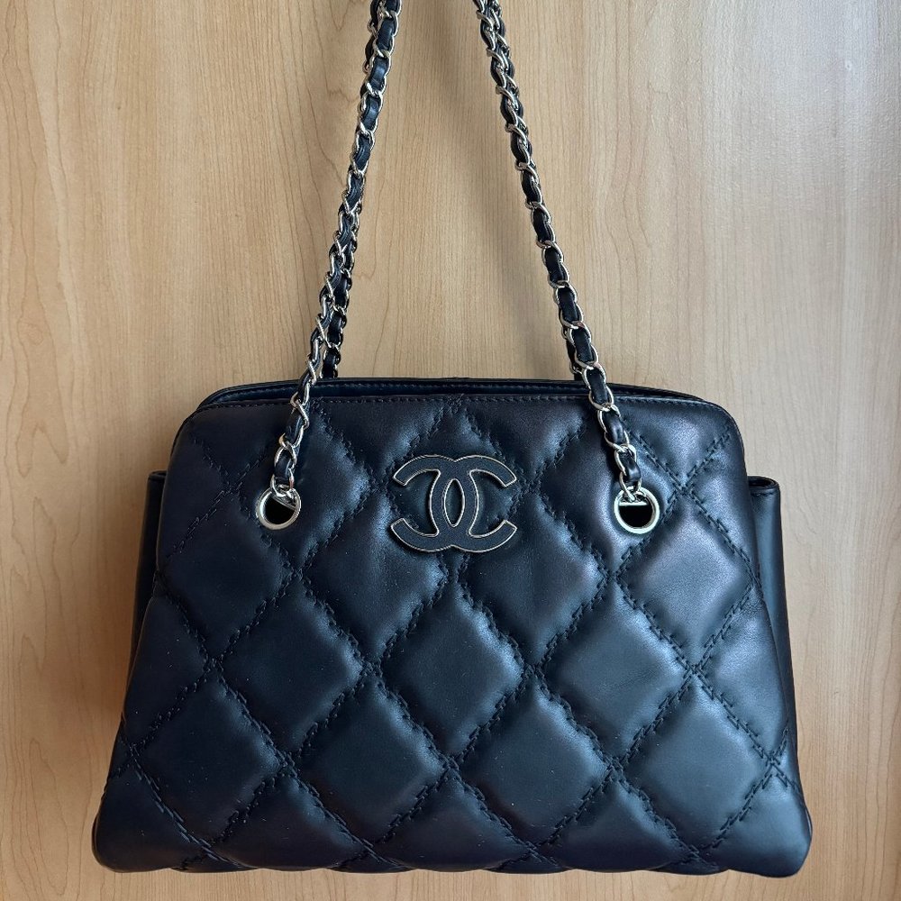 CHANEL Double Stitch Hamptons Shopping Black Lambskin Tote